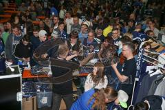 DEL - Eishockey - Saison 2018/2019 - ERC Ingolstadt - Abschlußfeier - Fans vor den Verkaufsständen - Schnäppchenmarkt - Foto: Meyer Jürgen