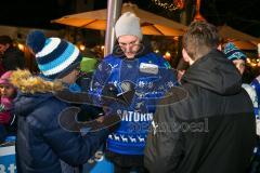 DEL - Eishockey - Saison 2018/2019 - ERC Ingolstadt - Eisarena am Schloß - Laurin Braun (#91 ERCI) beim Autogramme schreiben - Foto: Meyer Jürgen