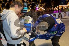 DEL - Eishockey - Saison 2018/2019 - ERC Ingolstadt - Eisarena am Schloß - Tyler Kelleher (#19 ERCI) mit einem Fan beim Autogramme schreiben - Foto: Meyer Jürgen