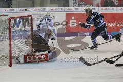 DEL - Eishockey - Saison 2018/2019 - ERC Ingolstadt - Kölner Haie - Tyler Kelleher (#19 ERCI) - Gustaf Wesslau Torwart (#29 Köln) - Foto: Meyer Jürgen