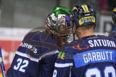 DEL - Eishockey - Saison 2018/2019 - ERC Ingolstadt - Fischtown Pinguins - Jochen Reimer (#32Torwart ERCI) mit einem Shutout - Garbutt Ryan (#28 ERCI) gratuliert - Foto: Meyer Jürgen