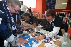 DEL - Eishockey - Saison 2018/2019 - ERC Ingolstadt - Grizzlys Wolfsburg - Jakub Ficenec beim Autogramme geben  -Foto: Meyer Jürgen
