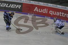 DEL - Eishockey - Saison 2018/2019 - ERC Ingolstadt - Eisbären Berlin - Garbutt Ryan (#28 ERCI) von der Strafbank kommend mit einer Torchance - Kevin Poulin Torwart (#40 Berlin) - Foto: Meyer Jürgen