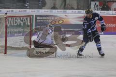 DEL - Eishockey - Saison 2018/2019 - ERC Ingolstadt - Eisbären Berlin - Patrick Cannone (#12 ERCI) mit einer Torchance - Kevin Poulin Torwart (#40 Berlin) - Foto: Meyer Jürgen