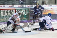 DEL - Eishockey - ERC Ingolstadt - Adler Mannheim - Brett Olson (ERC 16) sucht Anspielpartner, Dennis Andras im Tor
