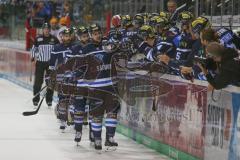 DEL - Eishockey - Saison 2018/2019 - ERC Ingolstadt - Fischtown Pinguins - Der 2:0 Führungstreffer durch David Elsner (#61 ERCI) - jubel - Mannschaft - Abklatschen an der Spielerbank - Foto: Meyer Jürgen
