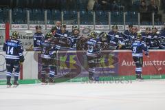 DEL - Eishockey - Saison 2018/2019 - ERC Ingolstadt - Eisbären Berlin - Der 1:1 Ausgleichstreffer durch Tyler Kelleher (#19 ERCI)  - Die Mannschaft klatscht an der Bande ab -  Foto: Meyer Jürgen