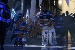 DEL - Eishockey - Saison 2018/2019 - ERC Ingolstadt - Fischtown Pinguins - Einlaufkinder vor dem Spiel - Timo Pielmeier (#51Torwart ERCI) beim Einlaufen - Foto: Meyer Jürgen