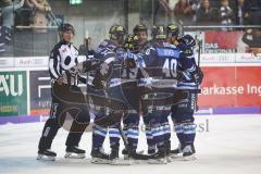 DEL - ERC Ingolstadt - Schwenninger Wild Wings - Tyler Kelleher (19 ERC) trifft zum 1:0 Tor Jubel gegen Torwart Dustin Strahlmeier (WWS 34) Darin Olver (ERC 40) Dustin Friesen (ERC 14)