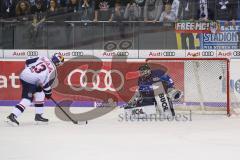 DEL - Eishockey - ERC Ingolstadt - EHC Red Bull München - Penalty gegen Ingolstadt, Michael Wolf (13 RB München) Tor gegen Torwart Jochen Reimer (ERC 32)