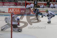 DEL - Eishockey - Saison 2018/2019 - ERC Ingolstadt - Iserlohn Roosters - Tyler Kelleher (#19 ERCI) mit einem Schuss auf das Tor - Sebastian Dahm Torwart (#31 Iserlohn) - Foto: Meyer Jürgen