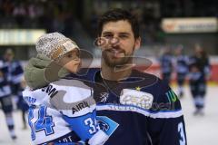DEL - Eishockey - Saison 2018/2019 - ERC Ingolstadt - Kölner Haie - Benedikt Kohl (#34 ERCI) mit seinem Kind - Foto: Meyer Jürgen