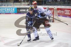 DEL - ERC Ingolstadt - Schwenninger Wild Wings - Zweikampf Tyler Kelleher (19 ERC) Rihards Bukarts (WWS 8)