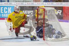 DEL - Eishockey - ERC Ingolstadt - Düsseldorf EG - Joachim Ramoser (ERC 47) rutscht in das Tor von Torwart Mathias Niederberger (Nr.35, Duesseldorfer EG) und wird vom Schiedsrichter rausgeschickt