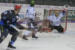 DEL - Eishockey - Saison 2018/2019 - ERC Ingolstadt - Iserlohn Roosters - Mike Collins (#13 ERCI) mit einem Schuss auf das tor - Niko Hovinen Torwart (#32 Iserlohn) -  - Foto: Meyer Jürgen