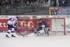 DEL - Eishockey - ERC Ingolstadt - EHC Red Bull München - Penalty gegen Ingolstadt, Michael Wolf (13 RB München) Tor gegen Torwart Jochen Reimer (ERC 32)