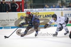 DEL - Eishockey - ERC Ingolstadt - Nürnberg Icetigers - Mike Collins (ERC 13) wird von Brandon Buck (Nr.9, Thomas Sabo Ice Tigers) verfolgt