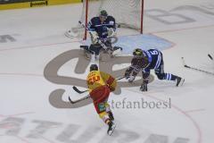DEL - Eishockey - Saison 2018/2019 - ERC Ingolstadt - Düsseldorfer EG - Jochen Reimer (#32Torwart ERCI) hält einen Schuss von Braden Pimm (#64 Düsseldorf) - Fabio Wagner (#5 ERCI) - Foto: Meyer Jürgen