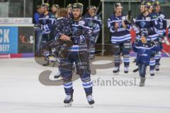 DEL - Eishockey - Saison 2018/2019 - ERC Ingolstadt - Iserlohn Roosters - Die Mannschaft bedankt sich bei den Fans - jubel - Maury Edwards (#23 ERCI) mit seinem Kind - Foto: Meyer Jürgen