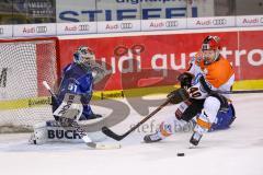 DEL - Eishockey - ERC Ingolstadt - Grizzlys Wolfsburg - unter Beschuß Torwart Timo Pielmeier (ERC 51) von Daniel Sparre (40 Wolfsburg)