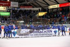 DEL - Eishockey - ERC Ingolstadt - Grizzlys Wolfsburg - die Mannschaft bedabkt sich bei den Fans Frohe Weihnachten