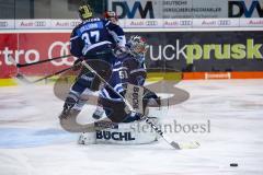 DEL - Eishockey - ERC Ingolstadt - Adler Mannheim - Torwart Timo Pielmeier (ERC 51) wehr Puck ab, hinten Sean Sullivan (ERC 37)