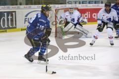 Tyler Kelleher (19 ERC) vor Torwart Sebastian VoglDEL - Eishockey - ERC Ingolstadt - Straubing Tigers -