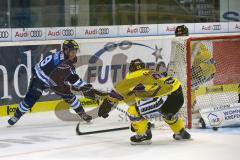 DEL - Eishockey - ERC Ingolstadt - Krefeld Pinguine - links Laurin Braun (ERC 97) knapp am Tor vorbei