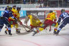 DEL - Eishockey - ERC Ingolstadt - Düsseldorf EG - knapp Torchance, Darin Olver (ERC 40) Kevin Marshall (Nr.46, Duesseldorfer EG) Jerry D`Amigo (9 ERC) Torwart Mathias Niederberger (Nr.35, Duesseldorfer EG)