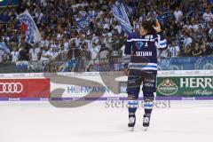 DEL - Eishockey - ERC Ingolstadt - Krefeld Pinguine - Mike Collins (ERC 13) bedankt sich und feiert mit den Fans