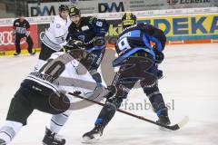 DEL - Eishockey - ERC Ingolstadt - Nürnberg Icetigers - mitte David Elsner (ERC 61) wartet auf den Puck