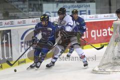 DEL - Eishockey - ERC Ingolstadt - Straubing Tigers - Zweikampf vor dem Tor, Darin Olver (ERC 40) Michael Connolly (22 Straubing)