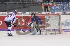 DEL - Eishockey - ERC Ingolstadt - EHC Red Bull München - Penalty gegen Ingolstadt, Michael Wolf (13 RB München) Tor gegen Torwart Jochen Reimer (ERC 32)