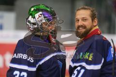 DEL - Eishockey - Saison 2018/2019 - ERC Ingolstadt - Fischtown Pinguins - Timo Pielmeier (#51Torwart ERCI) gratuliert Jochen Reimer (#32Torwart ERCI) zum Shutout - Foto: Meyer Jürgen