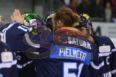 DEL - Eishockey - Saison 2018/2019 - ERC Ingolstadt - Fischtown Pinguins - Timo Pielmeier (#51Torwart ERCI) gratuliert Jochen Reimer (#32Torwart ERCI) zum Shutout - Foto: Meyer Jürgen