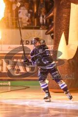 DEL - Eishockey - ERC Ingolstadt - Krefeld Pinguine - Einlauf durch den Pantherkopf Laurin Braun (ERC 97)