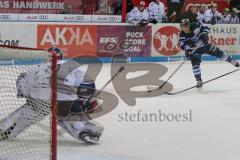 DEL - Eishockey - Saison 2018/2019 - ERC Ingolstadt - Iserlohn Roosters - Tyler Kelleher (#19 ERCI) mit einem Schuss auf das Tor - Sebastian Dahm Torwart (#31 Iserlohn) - Foto: Meyer Jürgen