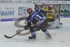 DEL - Eishockey - Saison 2018/2019 - ERC Ingolstadt - Krefeld Pinguine - Mike Collins (#13 ERCI) mit einem Schuss auf das Tor von Dimitri Pätzold Torwart (#32 Krefeld) - Foto: Meyer Jürgen