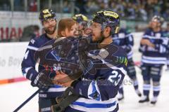 DEL - Eishockey - Saison 2018/2019 - ERC Ingolstadt - Iserlohn Roosters - Die Mannschaft bedankt sich bei den Fans - jubel - Maury Edwards (#23 ERCI) mit seinem Kind - Foto: Meyer Jürgen