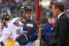 DEL - Eishockey - Saison 2018/2019 - ERC Ingolstadt - Augsburger Panther - Mike Collins (#13 ERCI) mit Tim Regan (Co-Trainer ERCI) im Gespräch - Foto: Meyer Jürgen