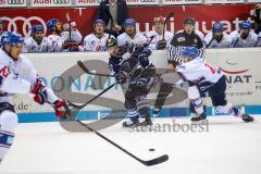 DEL - Eishockey - ERC Ingolstadt - Adler Mannheim - Puck in die Mitte David Elsner (ERC 61), hinten Marcus Kink (Mannheim)