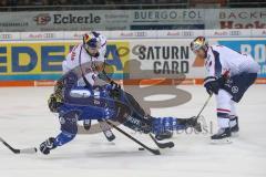 DEL - Eishockey - ERC Ingolstadt - EHC Red Bull München - Jerry D`Amigo (9 ERC) wird von den Kufen geholt, Daryl Boyle (6 RB München) Matthew Stajan 18 (RB München)