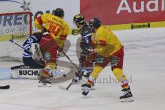 DEL - Eishockey - Saison 2018/2019 - ERC Ingolstadt - Düsseldorfer EG - Jochen Reimer (#32Torwart ERCI) - Jaedon Descheneau (#14 Düsseldorf) - Fabio Wagner (#5 ERCI) - Foto: Meyer Jürgen