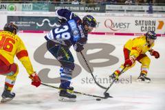 DEL - Eishockey - ERC Ingolstadt - Düsseldorf EG - Thomas Greilinger (ERC 39) Kevin Marshall (Nr.46, Duesseldorfer EG) Alexandre Picard (Nr.45, Duesseldorfer EG)