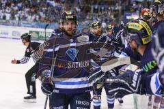 DEL - Eishockey - ERC Ingolstadt - Krefeld Pinguine - Tor Jubel Brett Olson (ERC 16) an der Bande mit dem Team