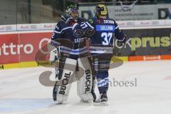 DEL - Eishockey - Saison 2018/2019 - ERC Ingolstadt - Fischtown Pinguins - Jochen Reimer (#32Torwart ERCI) mit einem Shutout - Sean Sullivan (#37 ERCI) gratuliert - Foto: Meyer Jürgen