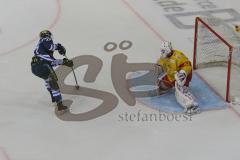 DEL - Eishockey - Saison 2018/2019 - ERC Ingolstadt - Düsseldorfer EG - Joachim Ramoser (#47 ERCI) schiesst am Tor vorbei - Fredrik Pettersson Wentzel Torwart(#53 Düsseldorf) - Foto: Meyer Jürgen