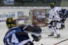 DEL - Eishockey - Saison 2018/2019 - ERC Ingolstadt - Iserlohn Roosters - Dustin Friesen (#14 ERCI) mit einem Schuss auf das Tor - Sebastian Dahm Torwart (#31 Iserlohn) - Foto: Meyer Jürgen