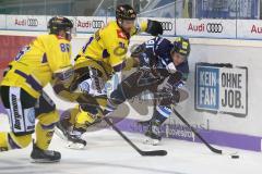 DEL - Eishockey - ERC Ingolstadt - Krefeld Pinguine - Kampf an der Bande rechts Laurin Braun (ERC 97) und Philip Bruggisser (91)