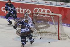 DEL - Eishockey - Saison 2018/2019 - ERC Ingolstadt - Eisbären Berlin - Brett Olson (#16 ERCI) mit einer vergebenen Torchance - Kevin Poulin Torwart (#40 Berlin) - Foto: Meyer Jürgen